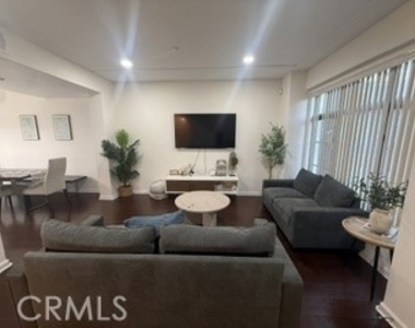 879 Michigan Boulevard - Photo Thumbnail 3