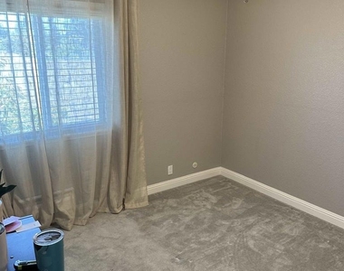 725 Auburn Pl - Photo Thumbnail 4