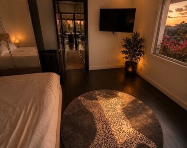 8810 Hollywood Boulevard - Photo Thumbnail 27