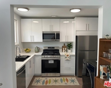 903 S Barrington Avenue - Photo Thumbnail 3
