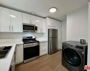 903 S Barrington Avenue - Photo Thumbnail 13