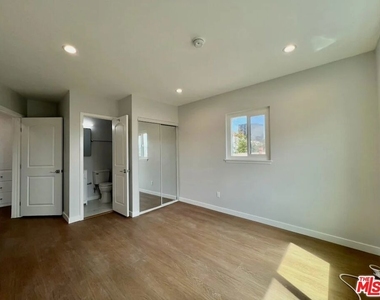 903 S Barrington Avenue - Photo Thumbnail 20
