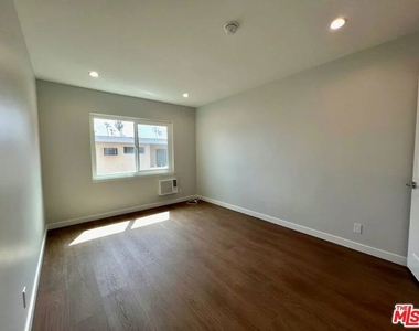 903 S Barrington Avenue - Photo Thumbnail 23
