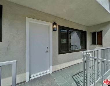 903 S Barrington Avenue - Photo Thumbnail 15