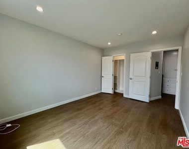 903 S Barrington Avenue - Photo Thumbnail 24