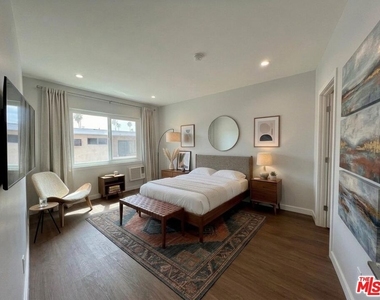 903 S Barrington Avenue - Photo Thumbnail 7