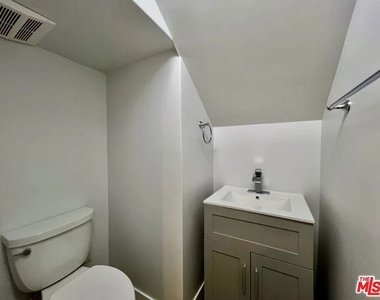 903 S Barrington Avenue - Photo Thumbnail 16