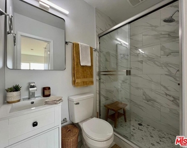903 S Barrington Avenue - Photo Thumbnail 6