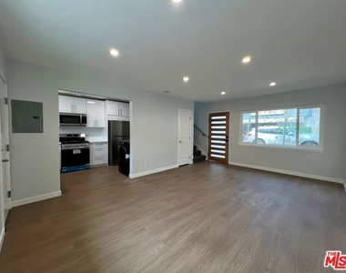 903 S Barrington Avenue - Photo Thumbnail 11