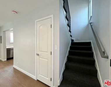 903 S Barrington Avenue - Photo Thumbnail 17