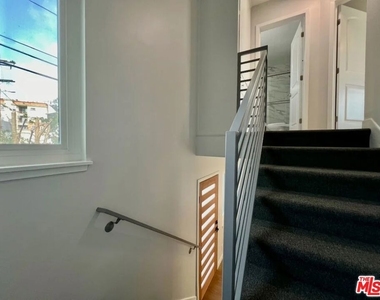 903 S Barrington Avenue - Photo Thumbnail 4