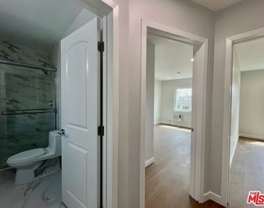 903 S Barrington Avenue - Photo Thumbnail 18