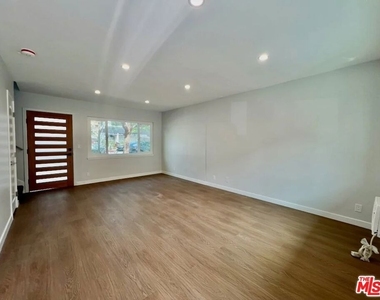903 S Barrington Avenue - Photo Thumbnail 10