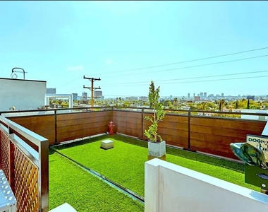 105 S Fairfax Avenue - Photo Thumbnail 12