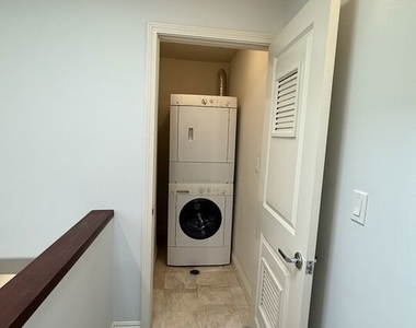 5401 Morella Avenue - Photo Thumbnail 9