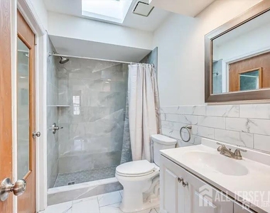 404 Maplecrest Road - Photo Thumbnail 7