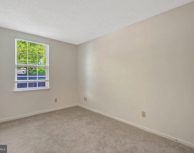 12106 Green Leaf Court - Photo Thumbnail 8