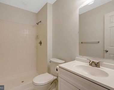 12106 Green Leaf Court - Photo Thumbnail 9
