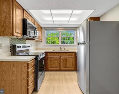 12106 Green Leaf Court - Photo Thumbnail 4