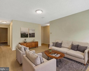 12106 Green Leaf Court - Photo Thumbnail 5