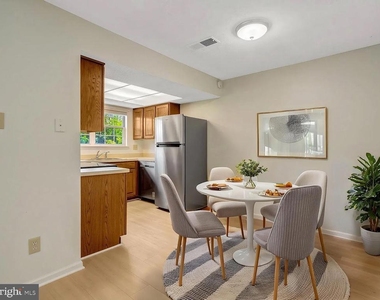 12106 Green Leaf Court - Photo Thumbnail 3