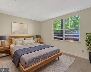 12106 Green Leaf Court - Photo Thumbnail 6