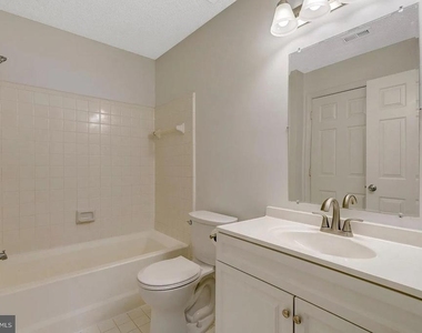 12106 Green Leaf Court - Photo Thumbnail 7