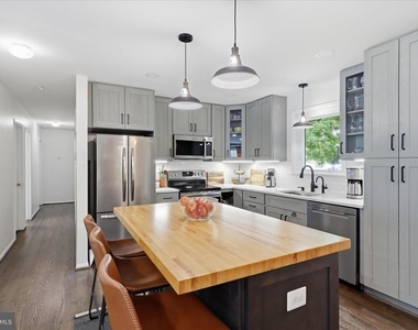 10703 Almond Street - Photo Thumbnail 7