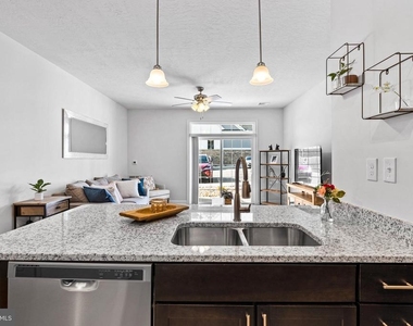 1004 Admiral Lane - Photo Thumbnail 4