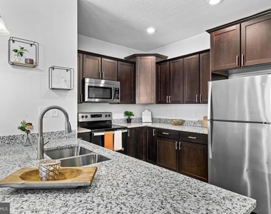 1004 Admiral Lane - Photo Thumbnail 5
