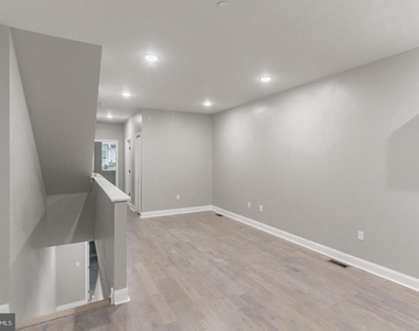 667 N 39th Street - Photo Thumbnail 12