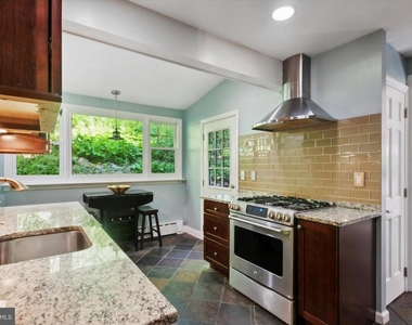 626 Lakeside Avenue - Photo Thumbnail 7