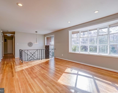 6417 Earlham Drive - Photo Thumbnail 4