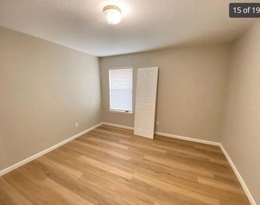 1413 Haley Gray Dr - Photo Thumbnail 4