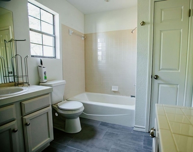 204 E Lakeshore Dr - Photo Thumbnail 16