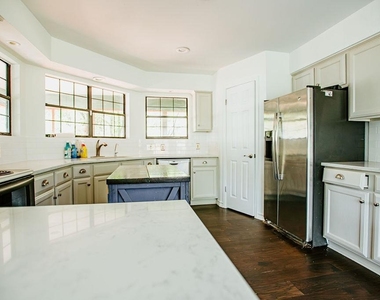 204 E Lakeshore Dr - Photo Thumbnail 8