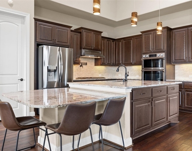 900 Hawthorne Loop - Photo Thumbnail 8