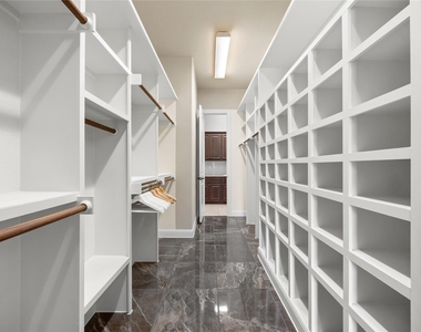900 Hawthorne Loop - Photo Thumbnail 24