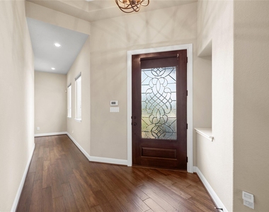 900 Hawthorne Loop - Photo Thumbnail 4