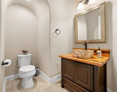 900 Hawthorne Loop - Photo Thumbnail 15