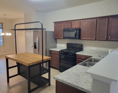221 Compania Dr - Photo Thumbnail 8
