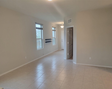 221 Compania Dr - Photo Thumbnail 6