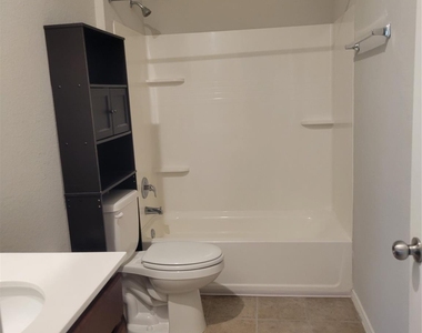 221 Compania Dr - Photo Thumbnail 18
