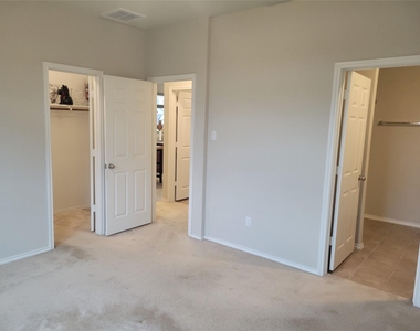 221 Compania Dr - Photo Thumbnail 14