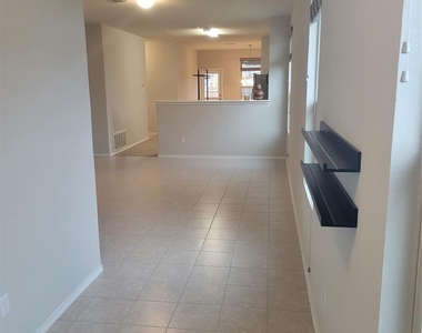 221 Compania Dr - Photo Thumbnail 4
