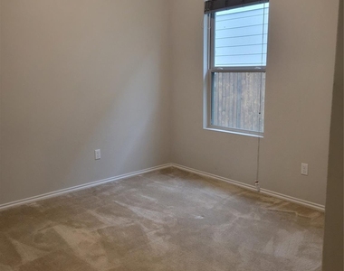 221 Compania Dr - Photo Thumbnail 17