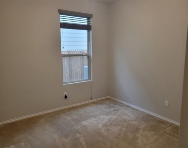 221 Compania Dr - Photo Thumbnail 20