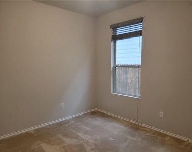 221 Compania Dr - Photo Thumbnail 21
