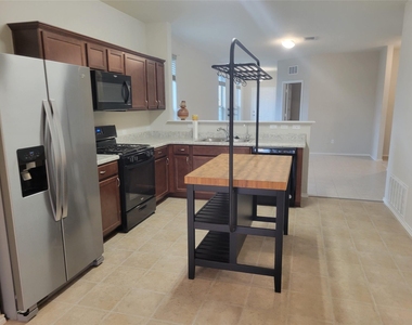 221 Compania Dr - Photo Thumbnail 9