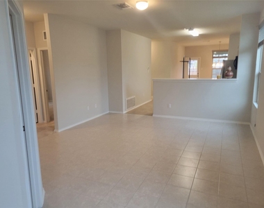 221 Compania Dr - Photo Thumbnail 5